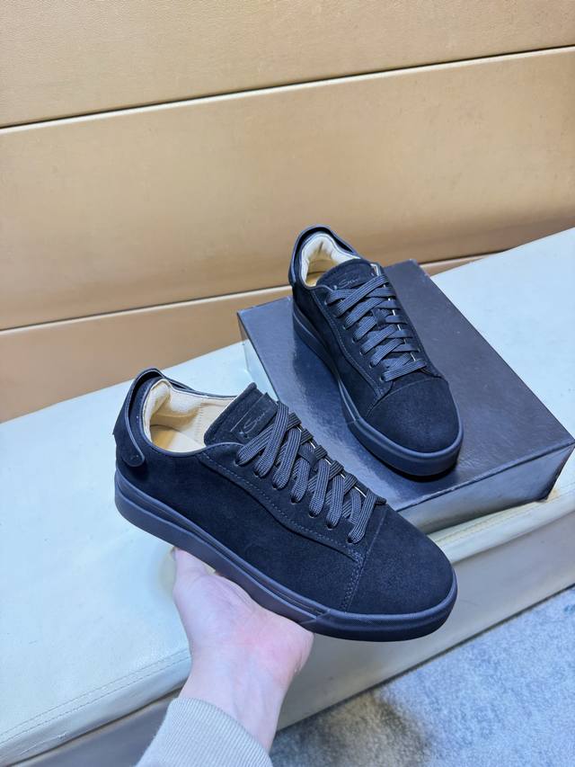 Santoni 圣东尼 顶级代购男士2025Hk专柜同步发售。鞋底：原厂特供原版底，独家活动底超级舒适，原厂跟单货，高品质多色拼接设计做工精致细腻，独一无二，