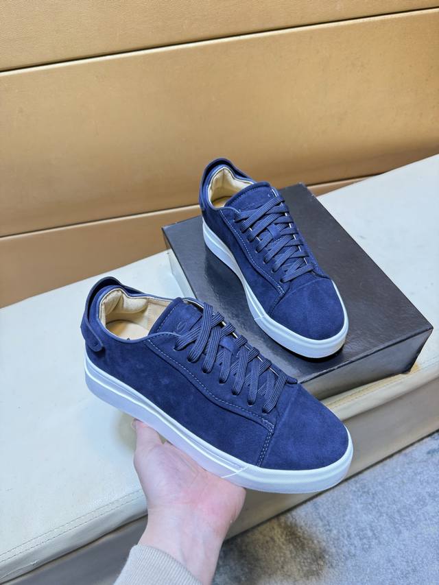 Santoni 圣东尼 顶级代购男士2025Hk专柜同步发售。鞋底：原厂特供原版底，独家活动底超级舒适，原厂跟单货，高品质多色拼接设计做工精致细腻，独一无二，