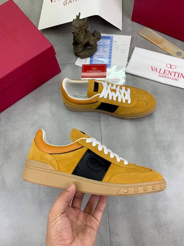 Valentino 华伦天奴 最新时装周走秀 情侣 款 ，独特设计时尚一族特现脚瘦一款百塔的时尚产品 面料：鞋头采用高丝光三角纹牛皮与A级全粒面牛皮塔配，原版套