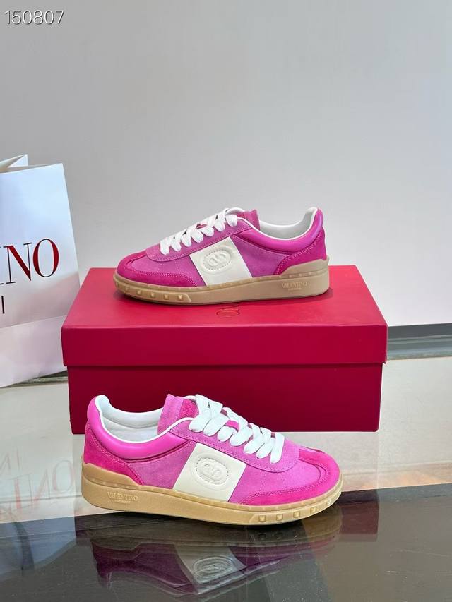 Valentino 华伦天奴 最新时装周走秀 情侣 款 ，独特设计时尚一族特现脚瘦一款百塔的时尚产品 面料：鞋头采用高丝光三角纹牛皮与A级全粒面牛皮塔配，原版套