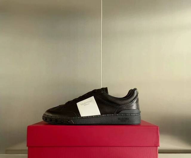 Valentino 华伦天奴 最新时装周走秀 情侣 款 ，独特设计时尚一族特现脚瘦一款百塔的时尚产品 面料：鞋头采用高丝光三角纹牛皮与A级全粒面牛皮塔配，原版套