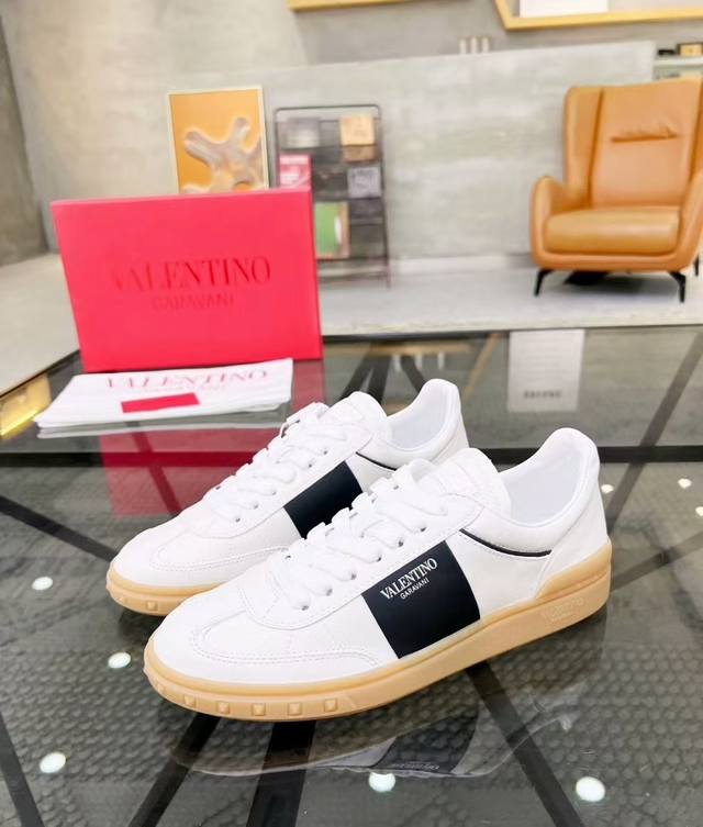 Valentino 华伦天奴 最新时装周走秀 情侣 款 ，独特设计时尚一族特现脚瘦一款百塔的时尚产品 面料：鞋头采用高丝光三角纹牛皮与A级全粒面牛皮塔配，原版套