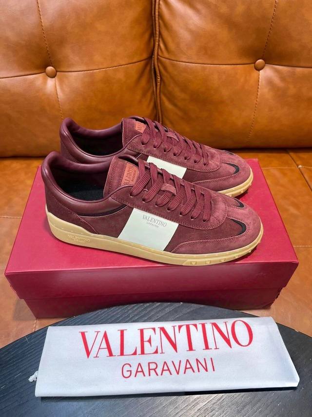 Valentino 华伦天奴 最新时装周走秀 情侣 款 ，独特设计时尚一族特现脚瘦一款百塔的时尚产品 面料：鞋头采用高丝光三角纹牛皮与A级全粒面牛皮塔配，原版套