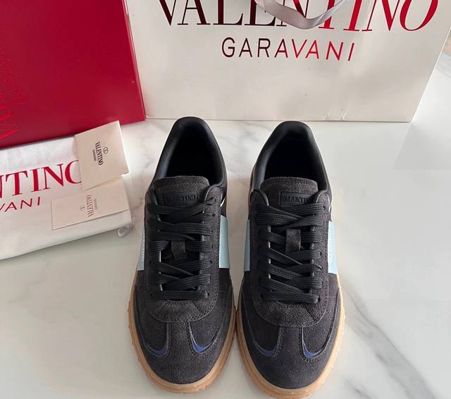 Valentino 华伦天奴 最新时装周走秀 情侣 款 ，独特设计时尚一族特现脚瘦一款百塔的时尚产品 面料：鞋头采用高丝光三角纹牛皮与A级全粒面牛皮塔配，原版套