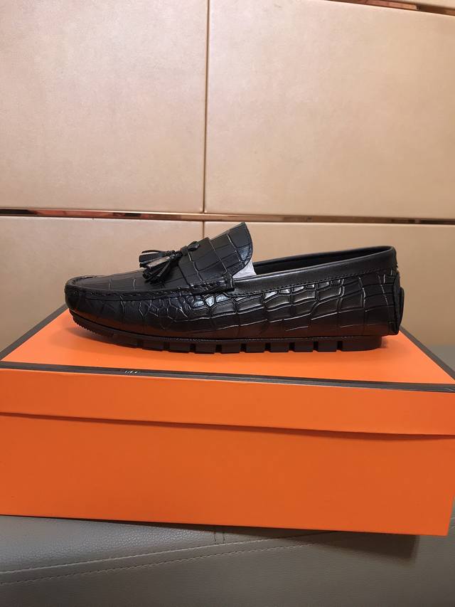 工厂p价 L.V 路易威登 最新男士潮流休闲豆豆鞋，面料采用意大利进口专用压花牛皮，羊皮内里，大底耐磨防滑，高级别版型，完美上脚效果，车工精湛。码数：38-44