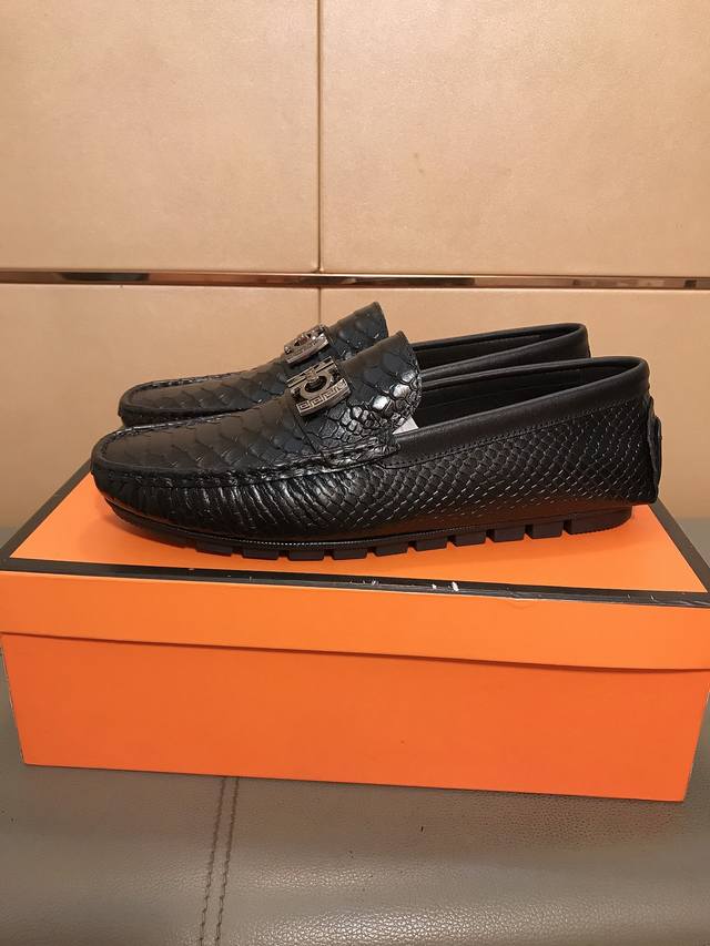 出厂价p 菲拉格慕 新款休闲豆豆鞋奢华时尚的高端产品完美的楦型加上顶级的手工制作，使得本款鞋子立马形成了一股浓郁的贵族气息。进口压纹牛皮+饰扣，羊皮鞋垫，橡胶大