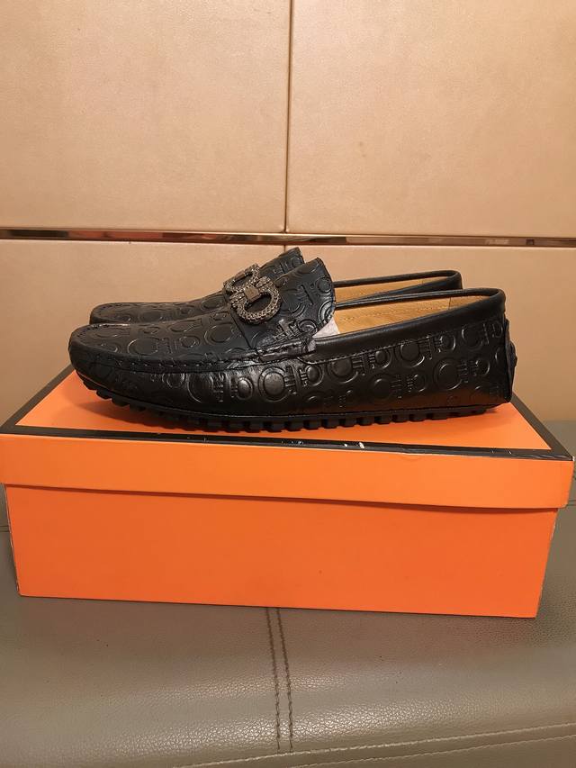 出厂价p 菲拉格慕 新款休闲豆豆鞋奢华时尚的高端产品完美的楦型加上顶级的手工制作，使得本款鞋子立马形成了一股浓郁的贵族气息。进口压纹牛皮+饰扣，羊皮鞋垫，橡胶大