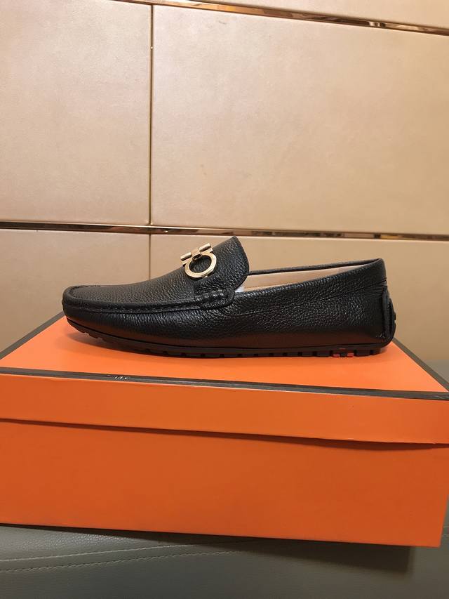 工厂p价 菲拉格慕 .男士休闲豆豆鞋，全新款上市，采用进口意大利荔枝牛皮，水染羊皮内里制作，橡胶耐磨大底，潮男订制，百搭款，配码 38-44