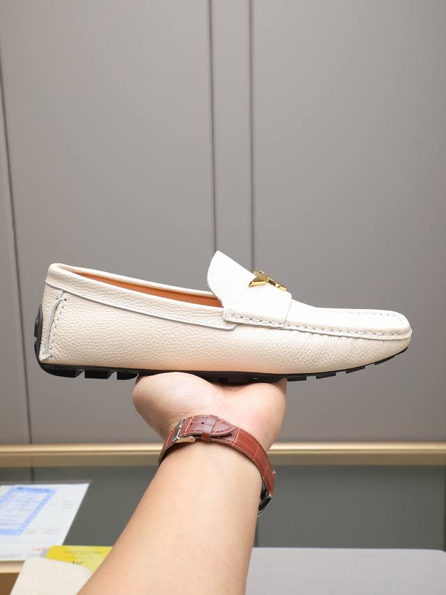 Lv豆豆鞋魅力十足 奢华风格绅士鞋 面：进口牛皮，水染羊里，橡胶大底，底部套楦车线永不脱胶； 整对鞋时尚休闲而不失高端风范；标准38-44 45 可订做 多色选