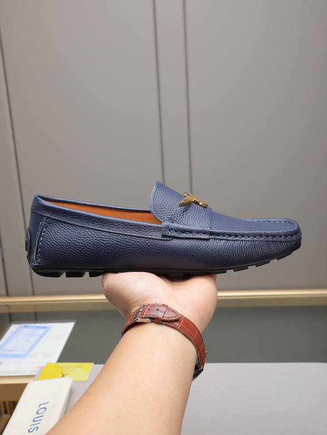 Lv豆豆鞋魅力十足 奢华风格绅士鞋 面：进口牛皮，水染羊里，橡胶大底，底部套楦车线永不脱胶； 整对鞋时尚休闲而不失高端风范；标准38-44 45 可订做 多色选