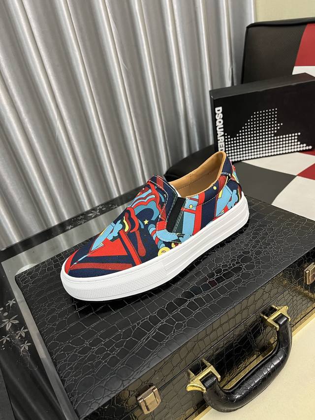 出厂价pp： D2～ 男士休闲鞋 2025Z柜同步发售 码数:35-46# 1个颜色鞋面选用多材质拼接真皮内里，舒适透气，鞋底：原版舒适耐磨大底，实物拍摄实物更