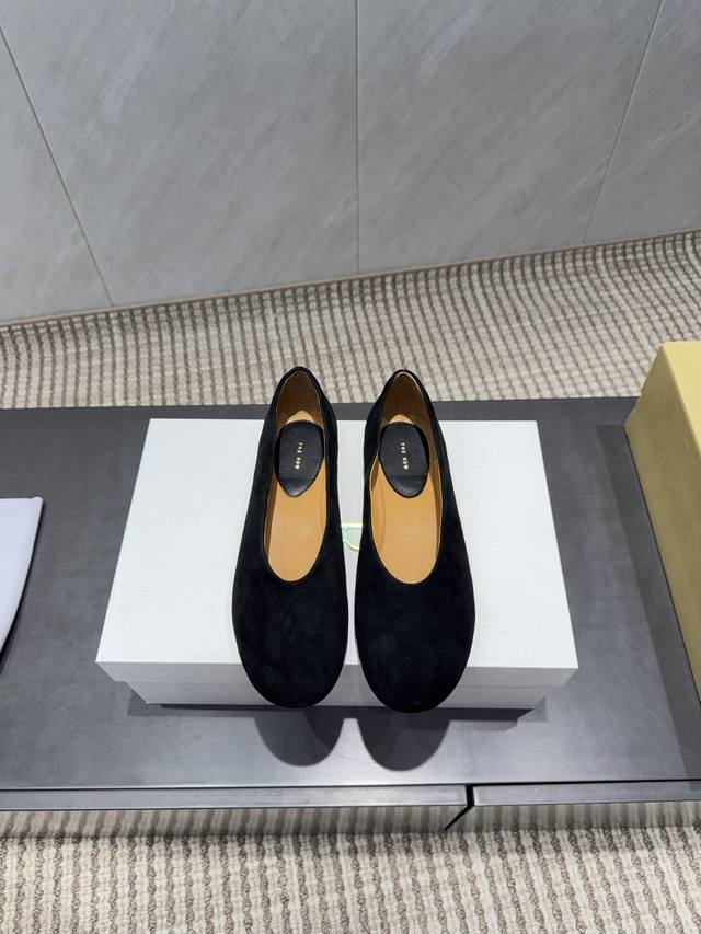 工厂p价 女装女鞋 运动原单 独家顶级版本 The Row小众潮牌25Vs秋季新款乐福单鞋系列 圆头平底单鞋 原版一比一打造舒适度、包裹性都比较好。个性十足，很