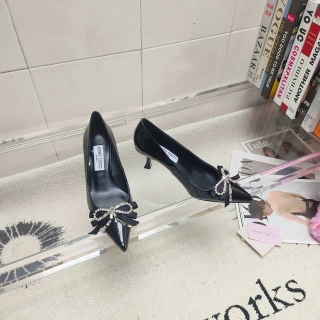 工厂p价 女装女鞋 运动原单 Jimmy Choo Auria系列高跟鞋，采用耀目漆皮面料制作，柔和弧形鞋跟搭配优雅尖头，别具摩登时尚感。吸睛饰有缎面织带和超大