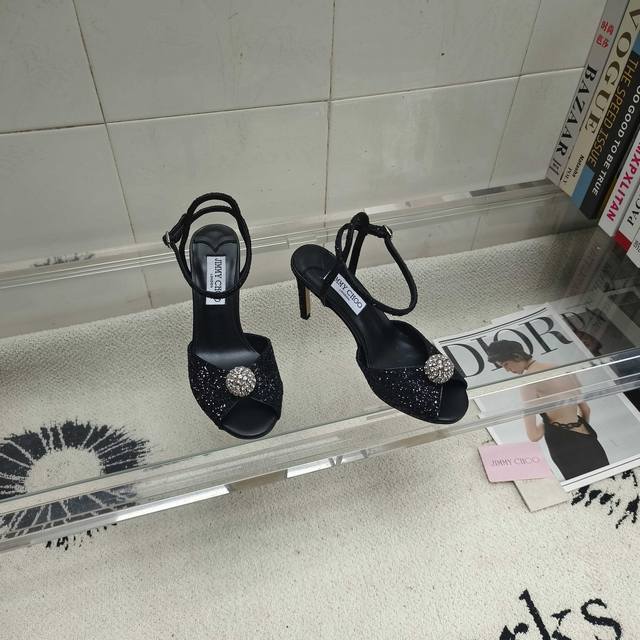 工厂p价 女装女鞋 运动原单 Jimmy Choo简单优雅又不失时尚的时尚款凉鞋一字扣高跟凉鞋简单大方的突出了脚的美感不管是行走在上班的路上活动的晚会上；Any