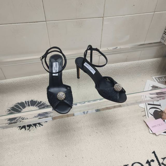 工厂p价 女装女鞋 运动原单 Jimmy Choo简单优雅又不失时尚的时尚款凉鞋一字扣高跟凉鞋简单大方的突出了脚的美感不管是行走在上班的路上活动的晚会上；Any