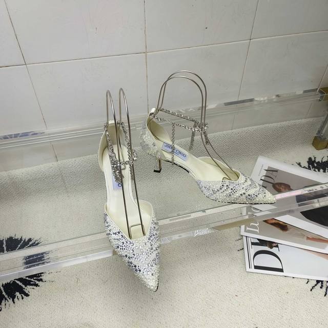 工厂p价 女装女鞋 运动原单 Jimmy Choo 最美凉鞋 ，方口中空钻链尖头凉鞋系列水晶烫钻款，尽显迷人个性。露趾鞋型配以摩登弧形鞋跟，凸显娇美气质。 鞋面