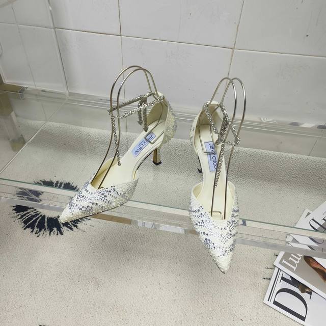 工厂p价 女装女鞋 运动原单 Jimmy Choo 最美凉鞋 ，方口中空钻链尖头凉鞋系列水晶烫钻款，尽显迷人个性。露趾鞋型配以摩登弧形鞋跟，凸显娇美气质。 鞋面
