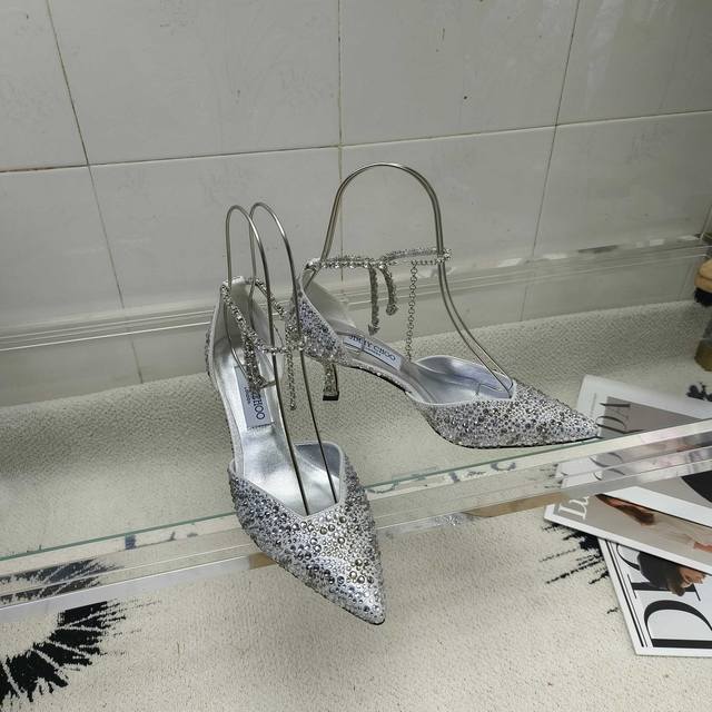 工厂p价 女装女鞋 运动原单 Jimmy Choo 最美凉鞋 ，方口中空钻链尖头凉鞋系列水晶烫钻款，尽显迷人个性。露趾鞋型配以摩登弧形鞋跟，凸显娇美气质。 鞋面