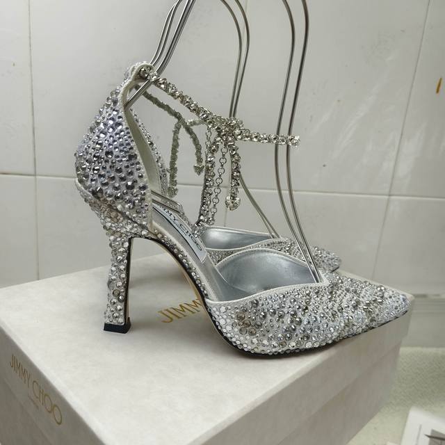 工厂p价 女装女鞋 运动原单 Jimmy Choo 最美凉鞋 ，方口中空钻链尖头凉鞋系列水晶烫钻款，尽显迷人个性。露趾鞋型配以摩登弧形鞋跟，凸显娇美气质。 鞋面