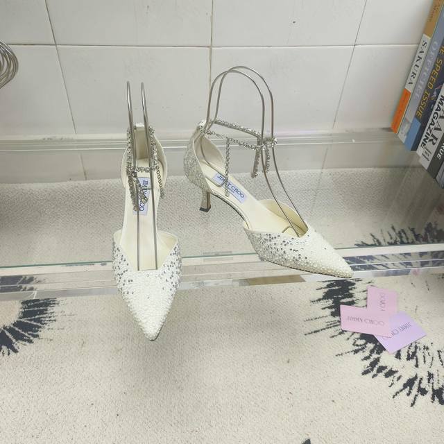 工厂p价 女装女鞋 运动原单 Jimmy Choo 最美凉鞋 ，方口中空钻链尖头凉鞋系列水晶烫钻款，尽显迷人个性。露趾鞋型配以摩登弧形鞋跟，凸显娇美气质。 鞋面