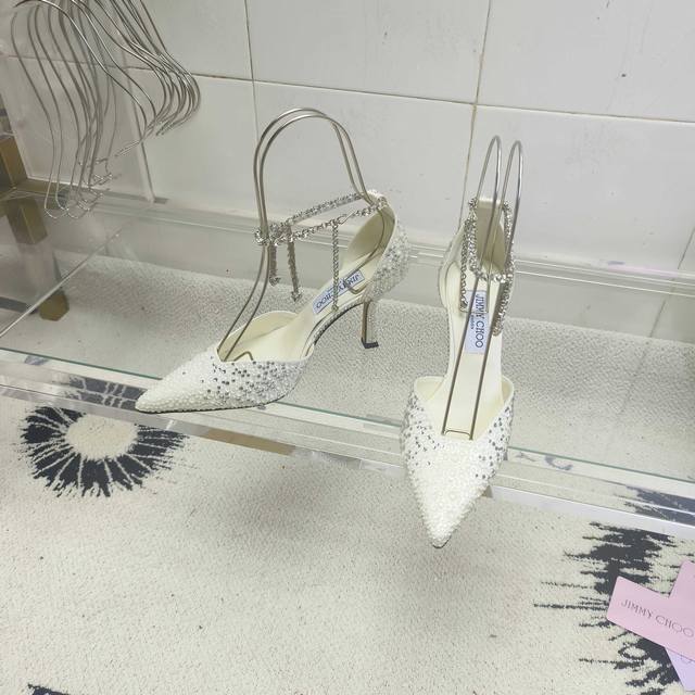 工厂p价 女装女鞋 运动原单 Jimmy Choo 最美凉鞋 ，方口中空钻链尖头凉鞋系列水晶烫钻款，尽显迷人个性。露趾鞋型配以摩登弧形鞋跟，凸显娇美气质。 鞋面