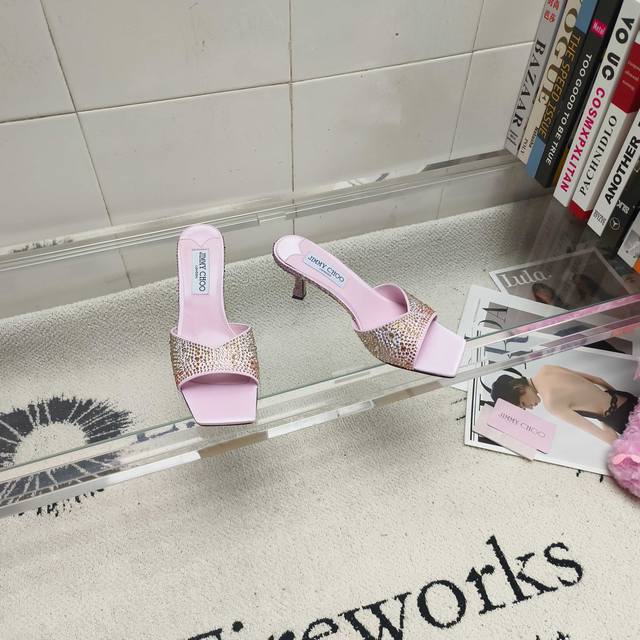 工厂p价 女装女鞋 运动原单 Jimmy Choo 让您轻巧凸显迷人魅力。低开口鞋面，方头设计，配以图案饰弧形鞋跟，摩登廓形令人难以忘怀。 鞋面：进口真丝＋高温