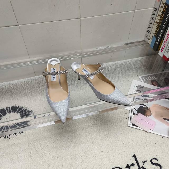 工厂p价 女装女鞋 运动原单 Jimmy Choo 吉米周新品格纹半拖鞋钻链高跟穆勒鞋这双Jimmy Choo高跟半拖美到失语！！恰到好处地拉长腿部线条，穿上秒