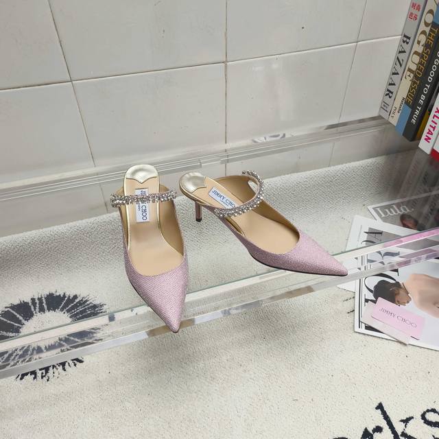 工厂p价 女装女鞋 运动原单 Jimmy Choo 吉米周新品格纹半拖鞋钻链高跟穆勒鞋这双Jimmy Choo高跟半拖美到失语！！恰到好处地拉长腿部线条，穿上秒