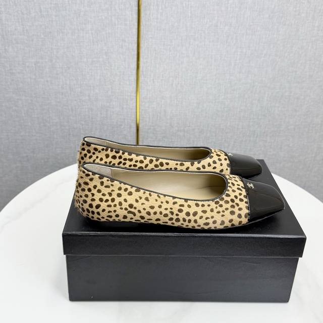 工厂p价 女装女鞋 运动原单 Chane*｜小香经典方头拼色平底单鞋 以利落方头打破圆头的柔和刻板 勾勒出极具现代感的足部线条 自带复古与前卫的双重气场。 经典