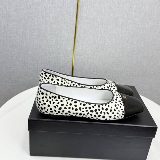 工厂p价 女装女鞋 运动原单 Chane*｜小香经典方头拼色平底单鞋 以利落方头打破圆头的柔和刻板 勾勒出极具现代感的足部线条 自带复古与前卫的双重气场。 经典