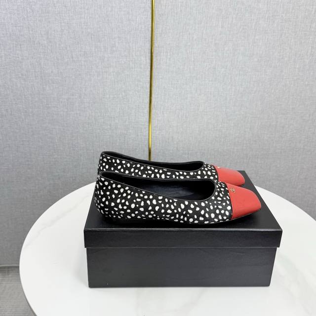 工厂p价 女装女鞋 运动原单 Chane*｜小香经典方头拼色平底单鞋 以利落方头打破圆头的柔和刻板 勾勒出极具现代感的足部线条 自带复古与前卫的双重气场。 经典