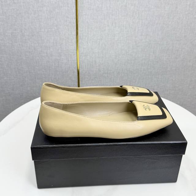 工厂p价 女装女鞋 运动原单 Chane*｜小香25K新品方头翻盖 平底单鞋 将复古方头复刻为现代优雅符号。 利落方头剪裁包容双脚 修饰脚踝线条更显纤细 标志性