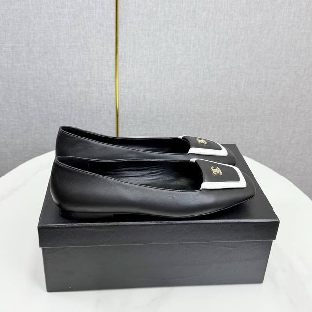 工厂p价 女装女鞋 运动原单 Chane*｜小香25K新品方头翻盖 平底单鞋 将复古方头复刻为现代优雅符号。 利落方头剪裁包容双脚 修饰脚踝线条更显纤细 标志性