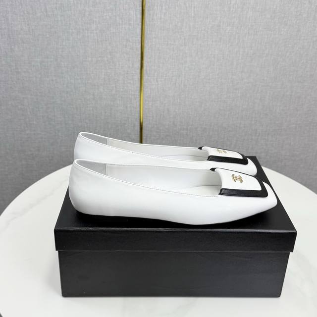 工厂p价 女装女鞋 运动原单 Chane*｜小香25K新品方头翻盖 平底单鞋 将复古方头复刻为现代优雅符号。 利落方头剪裁包容双脚 修饰脚踝线条更显纤细 标志性