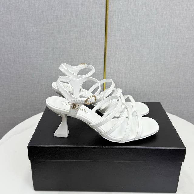 工厂p价 女装女鞋 运动原单 Chane* ｜小香25p春夏新品走秀款双C高跟凉鞋 走秀主推款这季太好看了 整体设计简约大气又耐看，鞋跟设计非常独特大胆，真让人