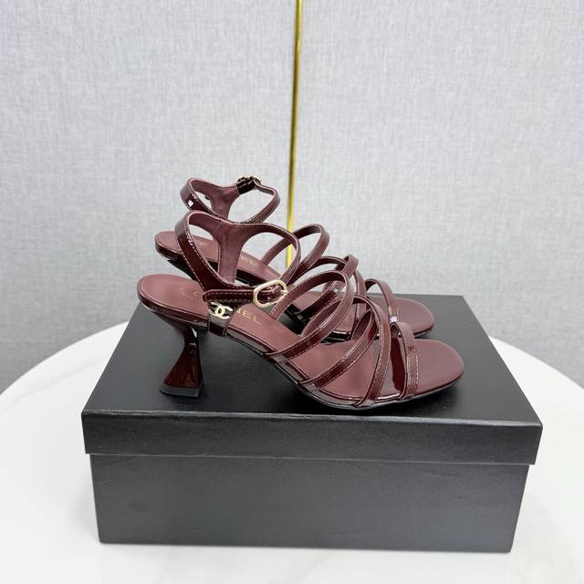 工厂p价 女装女鞋 运动原单 Chane* ｜小香25p春夏新品走秀款双C高跟凉鞋 走秀主推款这季太好看了 整体设计简约大气又耐看，鞋跟设计非常独特大胆，真让人