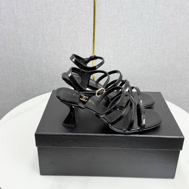 工厂p价 女装女鞋 运动原单 Chane* ｜小香25p春夏新品走秀款双C高跟凉鞋 走秀主推款这季太好看了 整体设计简约大气又耐看，鞋跟设计非常独特大胆，真让人
