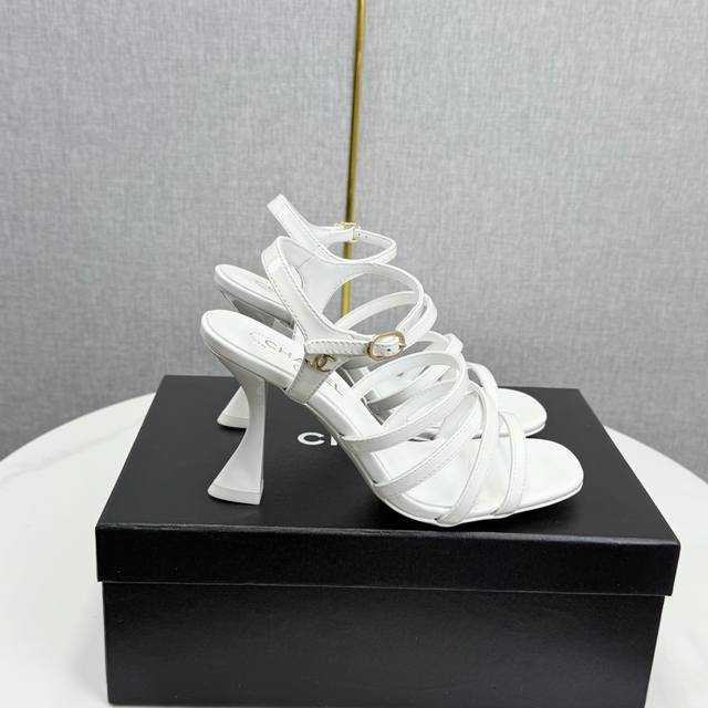 工厂p价 女装女鞋 运动原单 Chane* ｜小香25p春夏新品走秀款双C高跟凉 走秀主推款这季太好看了 整体设计简约大气又耐看，鞋跟设计非常独特大胆，真让人爱