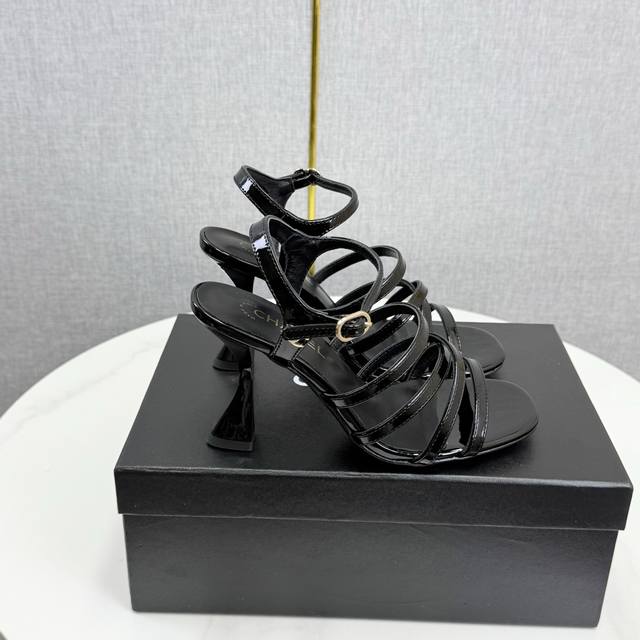 工厂p价 女装女鞋 运动原单 Chane* ｜小香25p春夏新品走秀款双C高跟凉 走秀主推款这季太好看了 整体设计简约大气又耐看，鞋跟设计非常独特大胆，真让人爱