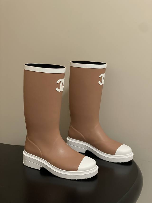 工厂p价 女装女鞋 运动原单-顶级品质 无缝 Chanel 小香26C最新黑白配色 奶茶色 粉色 经典款雨靴 橡胶防滑雨靴长筒骑士靴 防水无缝天然生橡胶材质，简