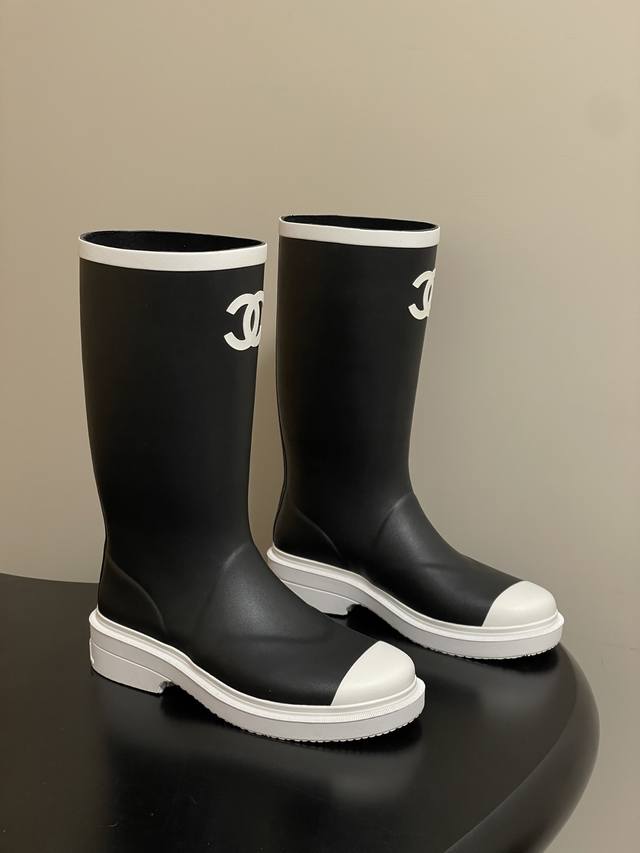 工厂p价 女装女鞋 运动原单顶级品质 无缝 Chanel 小香26C最新黑白配色 奶茶色 粉色 经典款雨靴 橡胶防滑雨靴长筒骑士靴 防水无缝天然生橡胶材质，简约