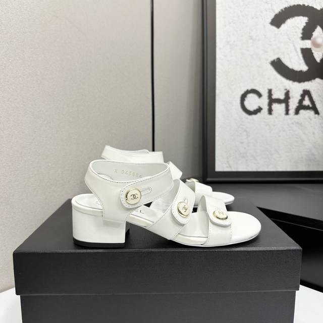 工厂p价 女装女鞋 运动原单 2025小香 本季秋冬季必备单品！！ 香奈儿秋冬重工爆款 小红书力推款，怎么搭配都好看，时髦精必备，香奈儿女士钟爱简约又难以抗拒系