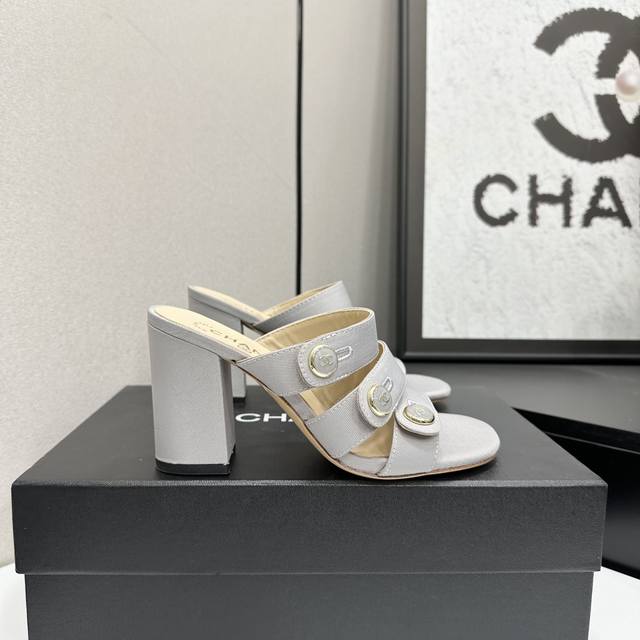 工厂p价 女装女鞋 运动原单 2025小香 本季秋冬季必备单品！！ 香奈儿秋冬重工爆款 小红书力推款，怎么搭配都好看，时髦精必备，香奈儿女士钟爱简约又难以抗拒系