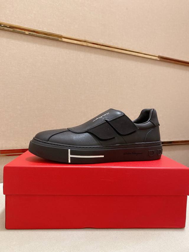 调工厂p价 男装男鞋 运动原单 菲拉格幕新款 官网男士滑板鞋鞋同步款，鞋面选用进口粒面牛皮，最新品牌元素G家五金拉环扣，菲拉格慕官网最新 彰显不俗的气息，设计简