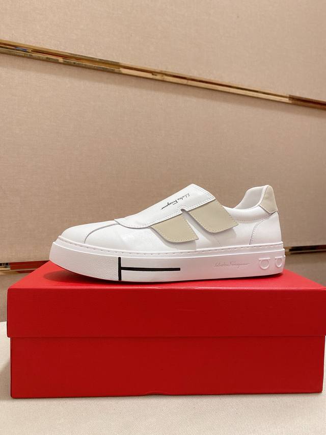 调工厂p价 男装男鞋 运动原单 菲拉格幕新款 官网男士滑板鞋鞋同步款，鞋面选用进口粒面牛皮，最新品牌元素G家五金拉环扣，菲拉格慕官网最新 彰显不俗的气息，设计简