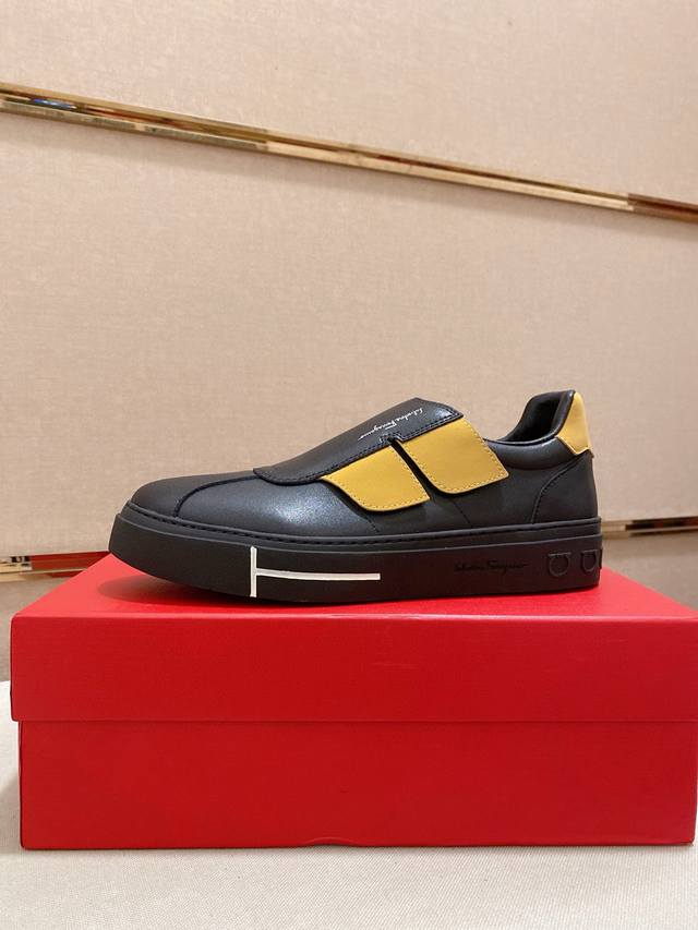 调工厂p价 男装男鞋 运动原单 菲拉格幕新款 官网男士滑板鞋鞋同步款，鞋面选用进口粒面牛皮，最新品牌元素G家五金拉环扣，菲拉格慕官网最新 彰显不俗的气息，设计简