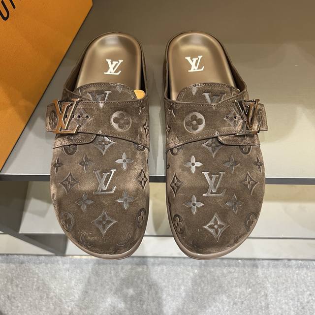 调工厂p价 男装男鞋 运动原单，38-45 Lv Easy 2025新款男士休闲凉拖拖鞋，取材绒面牛皮革，以Monogram 图案彰显潮流风范。Lv 字母点亮可