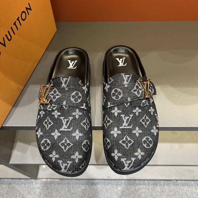 调工厂p价 男装男鞋 运动原单，38-45 Lv Easy 2025新款男士休闲凉拖拖鞋，取材绒面牛皮革，以Monogram 图案彰显潮流风范。Lv 字母点亮可