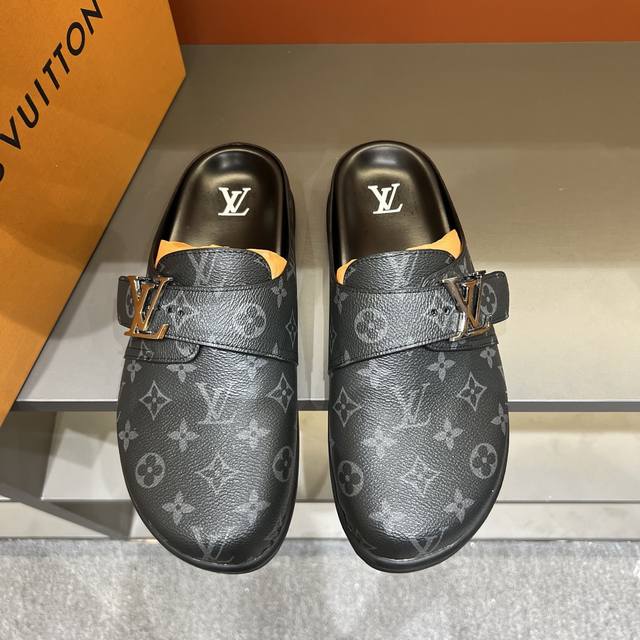 调工厂p价 男装男鞋 运动原单，38-45 Lv Easy 2025新款男士休闲凉拖拖鞋，取材绒面牛皮革，以Monogram 图案彰显潮流风范。Lv 字母点亮可