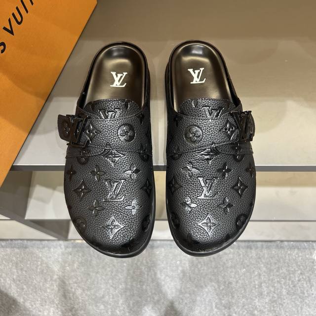 调工厂p价 男装男鞋 运动原单，38-45 Lv Easy 2025新款男士休闲凉拖拖鞋，取材绒面牛皮革，以Monogram 图案彰显潮流风范。Lv 字母点亮可